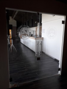 porte vetro battenti va e vieni serraura satinato vetra sabbiati decorati vetrate artistiche (4) 